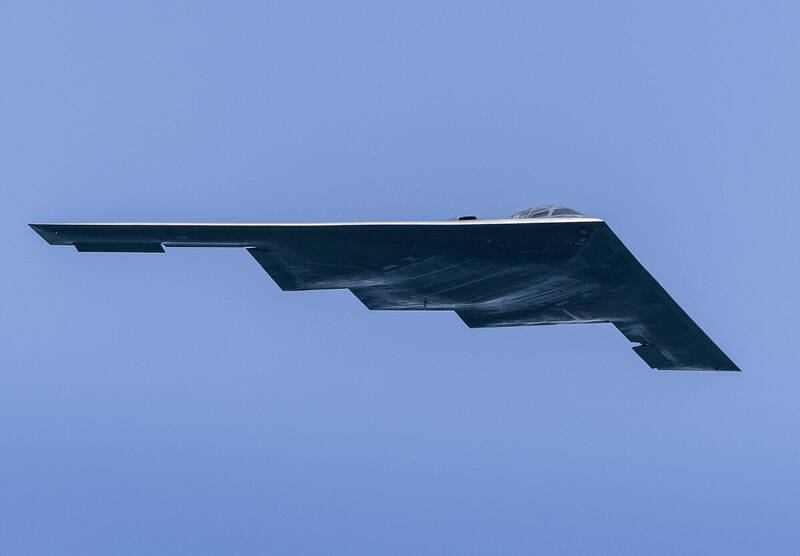 美軍B-2轟炸機可掛載2枚GBU-57巨型鑽地彈。（歐新社檔案照）