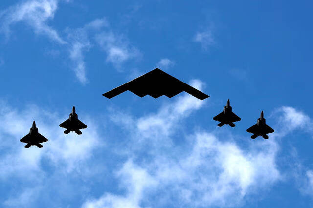 B-2「幽靈」匿蹤轟炸機（圖中）是美軍的戰略王牌，具備穿透敵方防空網、投擲「巨型鑽地彈」以摧毀地下核設施的獨特能力。圖為B-2在F-35戰機護衛下，進行飛行展示。（路透）