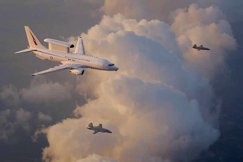 澳洲皇家空軍（RAAF）的E-7預警機，日前首度操控2架MQ-28無人機，實際驗證有無人協同作戰模式。（波音公司官網）