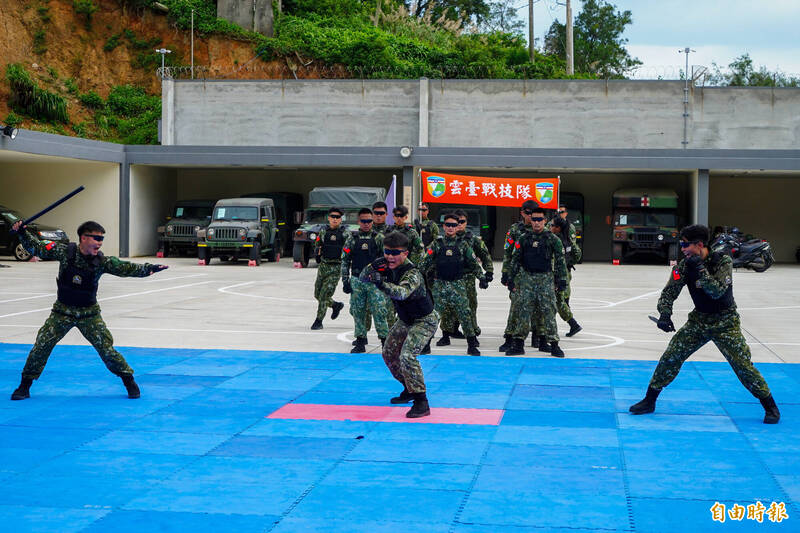 馬防部鼓勵官兵組成社團活動，其中的「雲臺戰技隊」，由男女官兵展現格鬥應用戰技，過程中依序演練擒拿、奪刀、奪槍及擊破等多項戰技，展現官兵專業戰技與高昂士氣。（記者羅添斌攝）