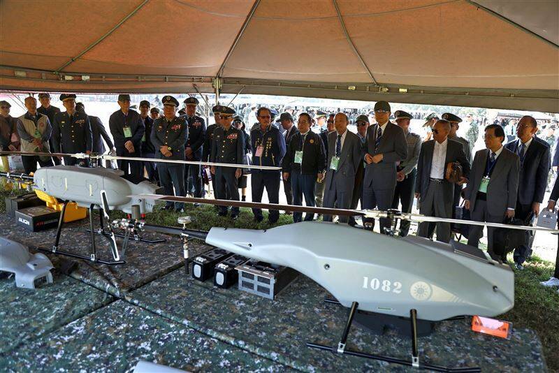 去（2024）年11月底於陸軍砲訓部93周年部慶儀式上，首度公開的「目獲型無人機」（圖左機型）。（取自青年日報）