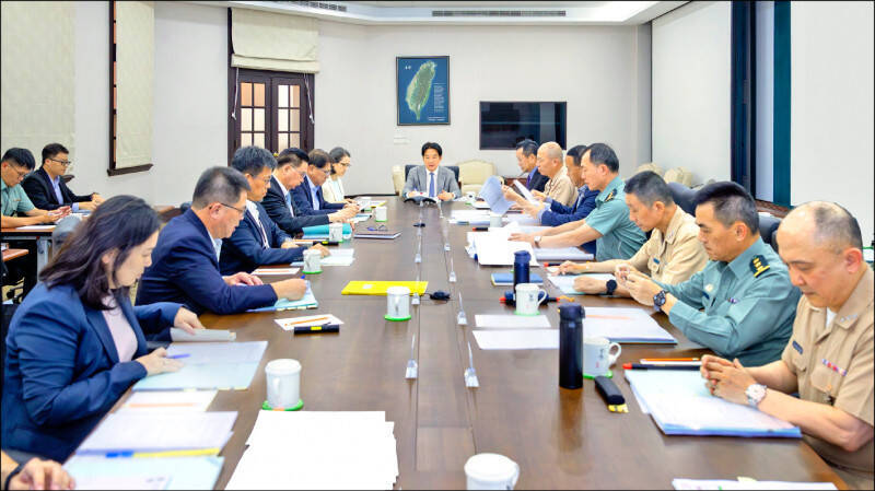 因應中東情勢持續緊張，總統賴清德昨在例行軍事會談要求國防部及國安團隊，現在起全面強化對當前區域安全動態的監控。照片右側出席成員為國防部團隊首長，左側則是總統府及國安會團隊。（總統府提供）