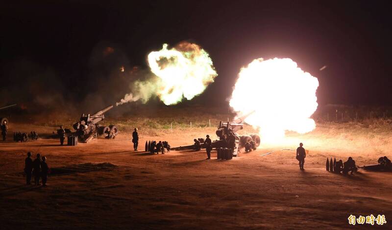 圖為陸軍金防部2019年聯合反登陸操演，期間，8吋榴砲、155加農砲、105榴砲等各式火砲48門共射擊砲彈1100餘發，模擬敵船團向岸上泛渡，展現集火打擊效能。（本報資料照，記者吳正庭攝）