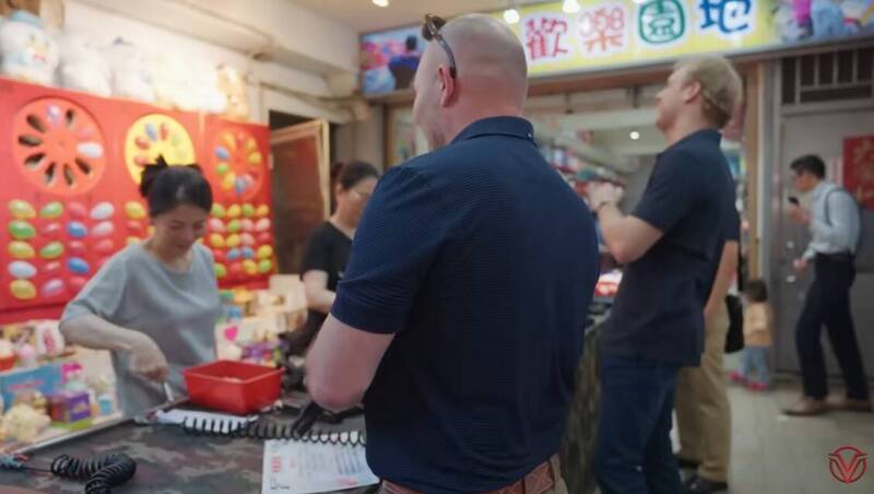 美國知名Podcast主持人蕭恩萊恩（Shawn Ryan）曾任海軍海豹部隊隊員與中情局（CIA）合約人員，近日來到參觀各地景點，包含前往饒河夜市吃美食和玩射夜市街邊的射氣球遊戲。（圖擷自「Shawn Ryan Show」YouTube頻道）