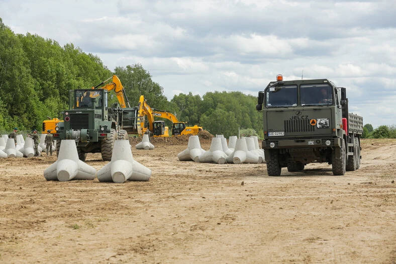 目前波蘭正積極建設東歐北約東翼防禦，於俄羅斯、白俄羅斯邊界建設長達700公里的「東盾」防禦工事。（圖取自波蘭通訊社）