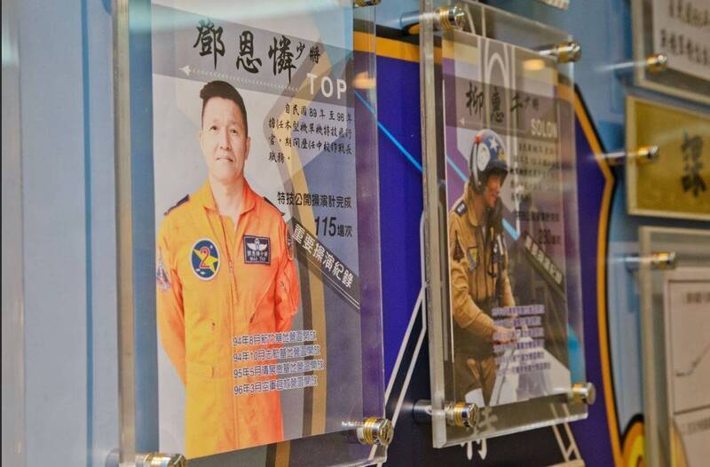 鄧恩憐為資深的幻象戰機飛行員，飛行呼號為「TOP」，創下幻象戰機在中華民國單機性能展示飛行員任期最久的紀錄，創下沒有人能夠突破的「TOP障礙」。（圖：軍聞社提供）