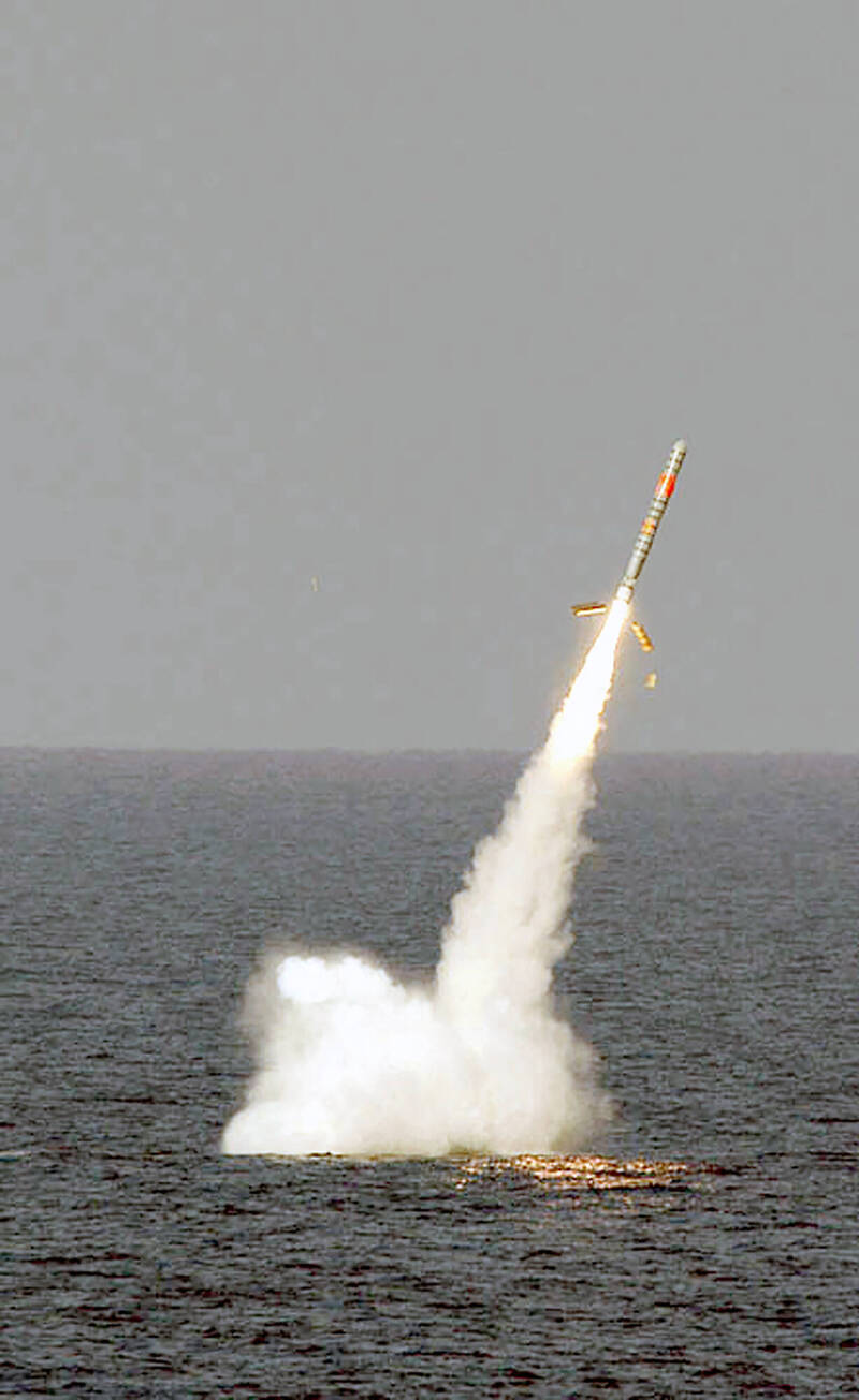 外傳美軍核動力潛艦發射戰斧巡弋飛彈，參與對伊朗打擊任務，圖為美軍潛艦2003年發射這型飛彈的情形。（法新社檔案照）
