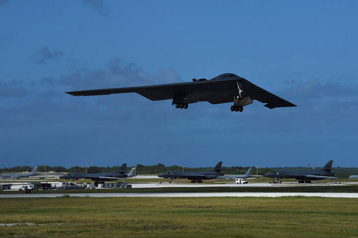 B-2轟炸機執行40小時長程任務的背後，是飛行員對抗疲勞與生理極限的嚴峻考驗，連飲食都需嚴格控管。（路透）