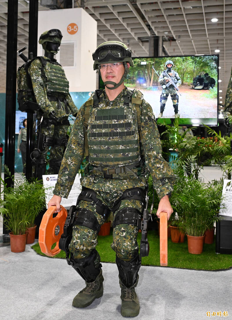 國軍在2023年台北航展現場，展示下肢版軍用外骨骼的運用成果。（資料照，記者田裕華攝）