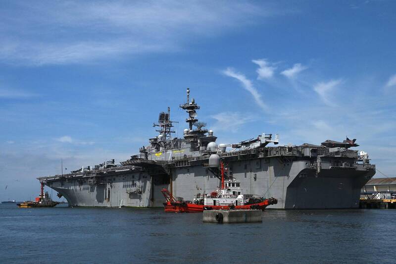美國海軍23日將兩棲攻擊艦「的黎波里號」正式部署至日本佐世保海軍基地。（法新社資料照）