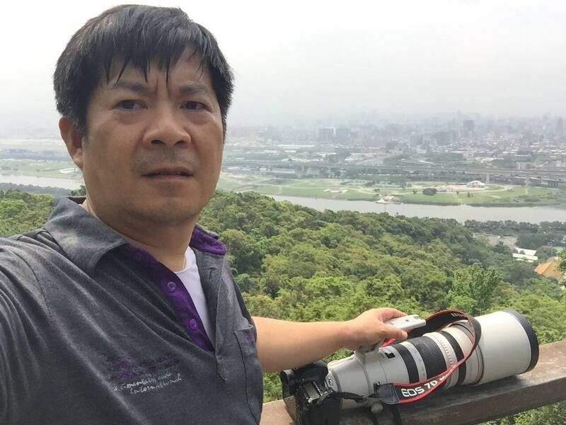 翁嘉民熱衷於航空攝影，時常帶著相機與俗稱「大砲」的長焦鏡頭到處跑。（翁嘉民提供）