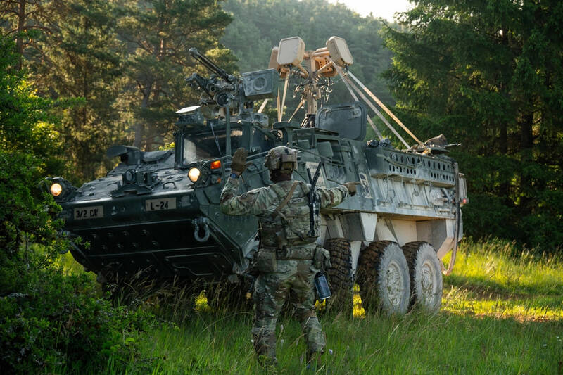 美國陸軍近日在演訓期間，部署1輛搭載「EchoShield」新型雷達系統的史崔克8輪甲車進行測試，驗證反制無人機作戰效能。（圖取自DVIDS）