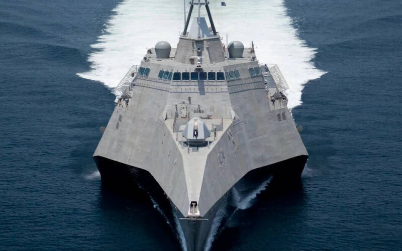 美國海軍獨立級瀕海戰鬥艦「獨立號」（LCS 2）於海上航行。（圖取自美國海軍）