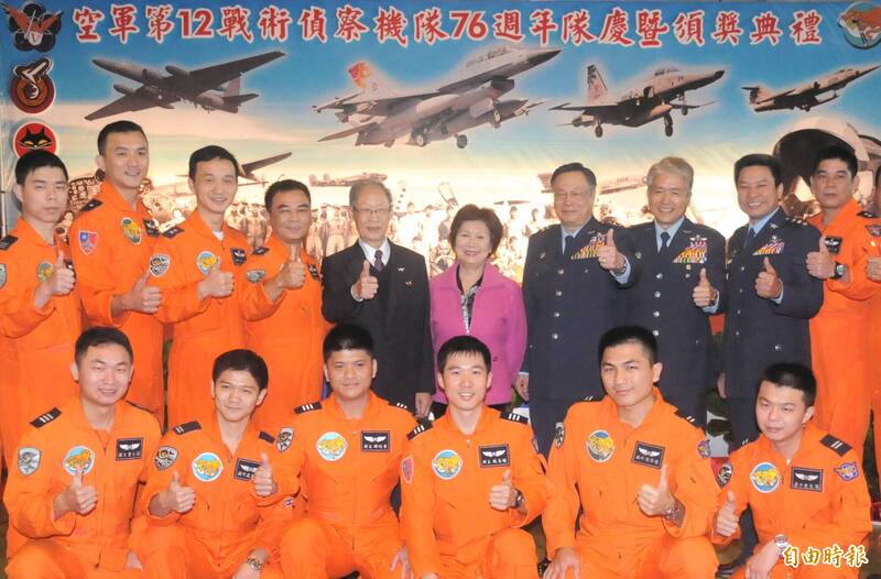 2011年2月，前空軍少校飛行員謝翔鶴（後排左五）被平反後，高興地和空軍司令嚴明上將（後右四）及十二隊飛行員合影留念，同時獲頒「干城甲種二等獎章」。（資料照）