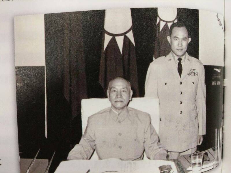 民國52年10月15日，先總統蔣中正召見葉常棣時留影。（圖片取自空軍臉書）