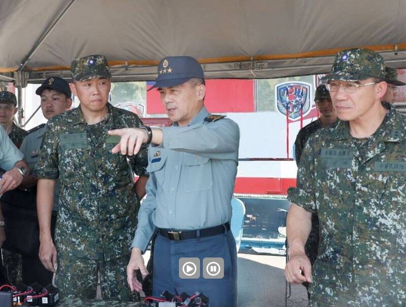 陸軍司令呂坤修上將（圖中）在視導部隊時指出，無人機訓練視為當前訓練要務之一，並將無人機操作技巧、維保等基礎訓練，全面普及至每位官兵，朝「人人都是無人機操作員」的訓練目標邁進。（圖：取自青年日報）