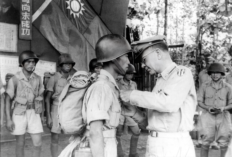 駐印軍總指揮兼印緬戰區美軍總司令索爾登將軍代表美國總統羅斯福，頒發新38師官兵銀星勛章，表彰他們在反攻緬甸各項戰役中的貢獻。（羅廣仁提供）
