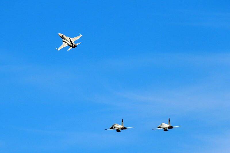 空軍一架RF-5E（上）、兩架F-5F（下）戰機升空同飛。（國防部發言人官方Facebook）
