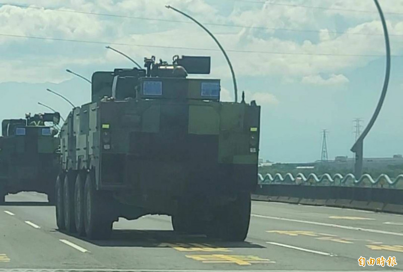 國軍雲豹甲車行駛在高屏大橋，進入屏東縣。（記者葉永騫攝）