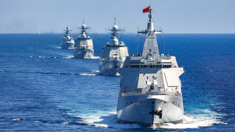 中國軍艦襲擾我國已成常態，圖為中國解放軍055型飛彈驅逐艦延安艦（舷號106，前），率其他解放軍艦實施海上複合戰備訓練。（中國海軍官方X帳號）