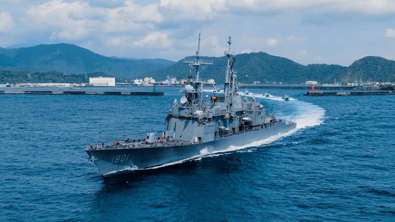 我國水面兵力規模不及中國，千噸以上船艦數量也不足。面對海、空威脅日益嚴峻，海軍艦艇未來將持續與海軍合作，保障海域主權。圖為海軍基隆級驅逐艦（DDG-1801）。（國防部發言人官方Facebook）