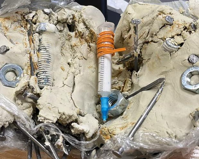 圖為一枚與烏克蘭青年奧列（Oleh）在任務中攜帶的同類型土製炸彈。可見炸藥中混有大量螺絲與釘子，旨在引爆時擴大殺傷範圍，其設計展現了俄羅斯影子戰爭手法的致命性。（圖：烏克蘭國家安全局）