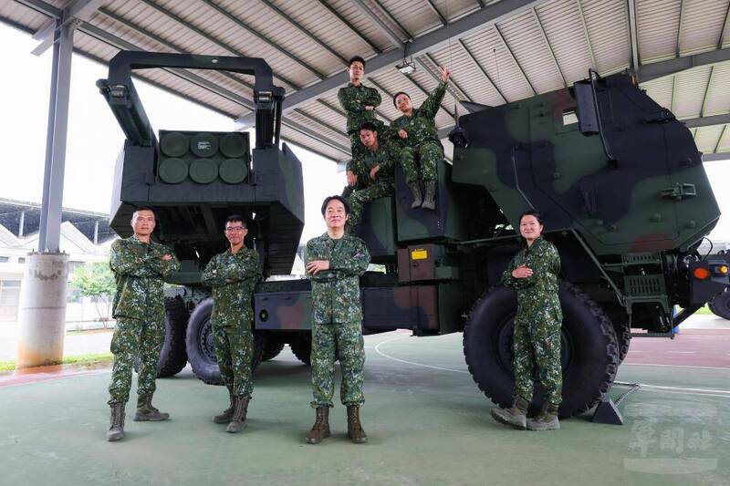 總統賴清德（中）在「國軍114年精神戰力專案教育」節目發表談話，並與海馬士系統及官兵合影。（軍聞社）