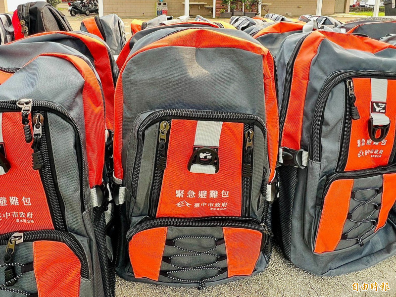 清水區公所準備的防災緊急避難包，內容物完整齊全。（記者張軒哲攝）