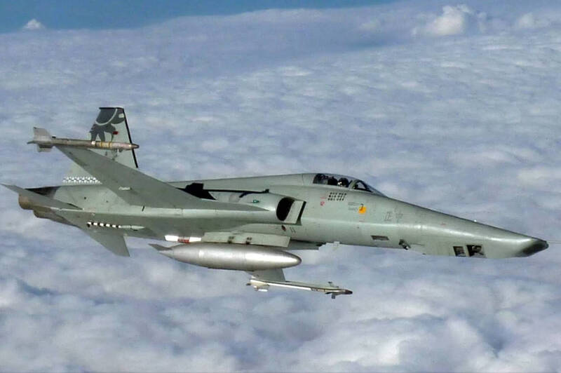 RF-5E偵察機退役在即，空軍在今天發布的《虎瞰台灣》影片中，特別紀錄了此次將退役的RF-5E偵察機日常任務過程。（圖片擷取自空軍影片/本報編輯）