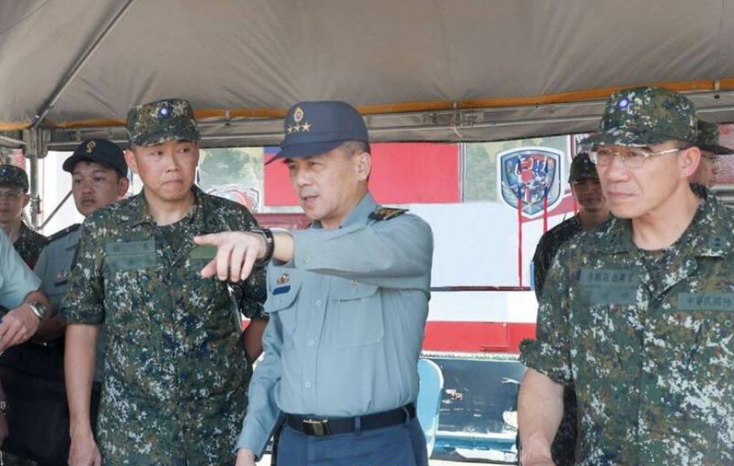 第4作戰區日前於6月份作戰會報，業管特別就「共軍無人機對臺海作戰威脅及因應之研究」實施報告。圖中為陸軍司令呂坤修上將丶右為第4作戰區指揮官丶陸軍8軍團指揮官廖建興中將。（圖取自青年日報）