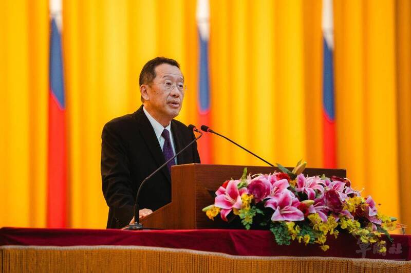 國防部長顧立雄昨天鼓勵三軍八校畢業的全體初官，推動創新思維以因應新型態戰爭，他特別援引古希臘寓言故事，期勉全體初官，保持初心，建立信心，「發揮刺蝟格局」，在軍旅生涯中，要永遠記住一件大事-「堅持軍人榮譽」。（圖：軍聞社提供）