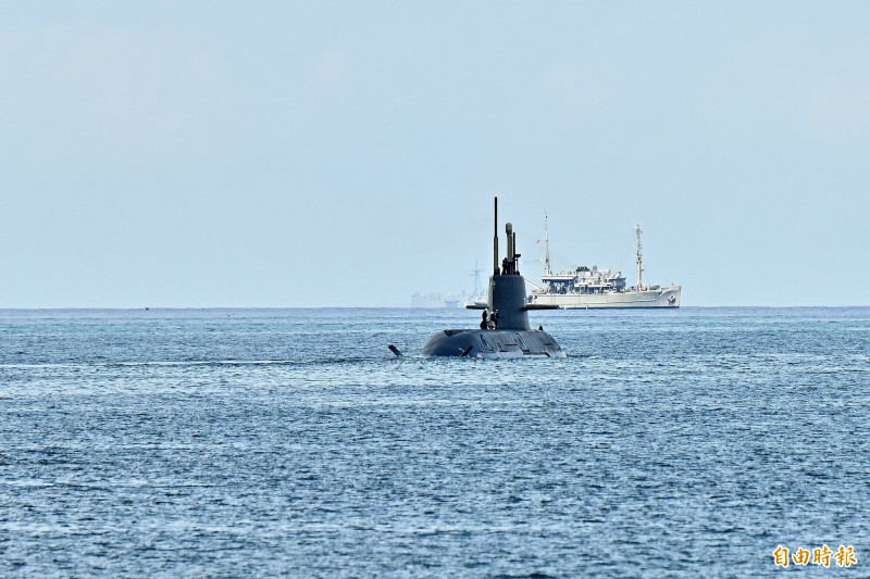 海鯤號出海測試，海軍大湖級救難艦一旁戒護。（記者李惠洲攝）