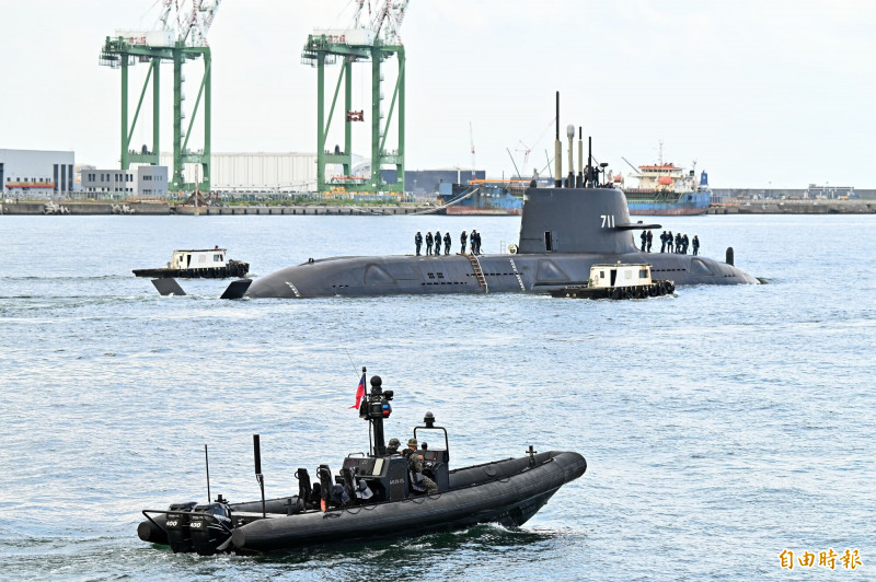 海軍陸戰隊快艇戒護海鯤號出海。（記者李惠洲攝）