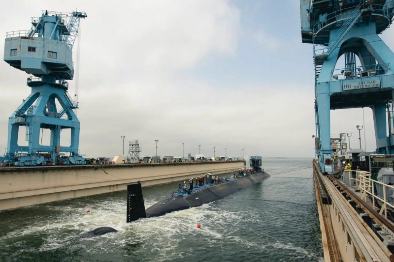 美國最新一艘維吉尼亞級核動力攻擊潛艦「阿肯色號」（SSN 800），近日於亨廷頓英格爾斯工業（HII）旗下的紐波特紐斯造船廠成功下水。該艦的命名是為了向美國民權運動先驅「小岩城九人組」致敬。（圖取自HII）