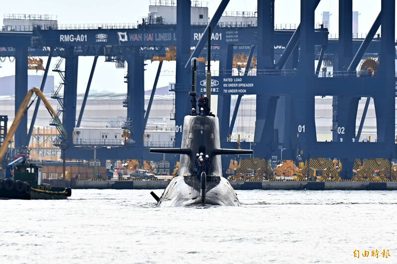 「海鯤號」潛艦今日進行第三次海試。（記者李惠洲攝）