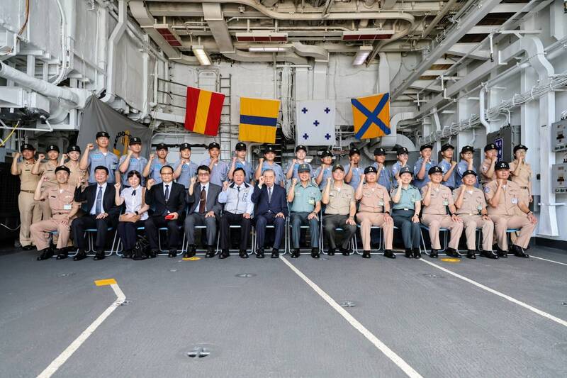 軍友社榮譽理事長李棟樑（前排左7）與國防部副部長鍾樹明上將（前排左8）慰勞海軍168艦隊。（軍聞社提供）