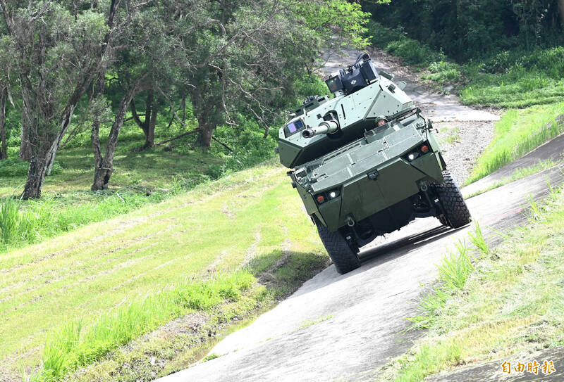 「獵豹」輪型戰車攻、守兼備，正面可防30公厘彈、側面可防12.7公厘彈，主砲則有後座力低、可執行獵－殲任務等優勢，惟3.3公尺車高後續還將調整至3公尺以下，以符軍種需求。（本報資料照，記者王藝菘攝）