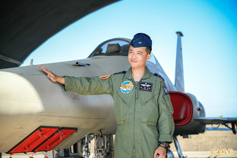 在空軍第12戰術偵察機隊服役10餘年的分隊長傅鈜中校表示，他駕駛RF-5E偵察機多年，一同出過各式大大小小的任務，對他來說，RF-5E是忠實的夥伴，也是好戰友，並感謝該型機讓他能平安出任務及歸來。（記者劉宇捷攝）