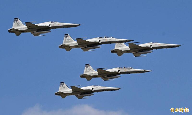 空軍RF-5E偵照機及F-5F戰機功成身退，空軍4日於花蓮基地舉辦除役典禮，F-5系列戰機在中華民國空軍服役近一甲子，光榮歲月劃下尾聲。（記者羅沛德攝）