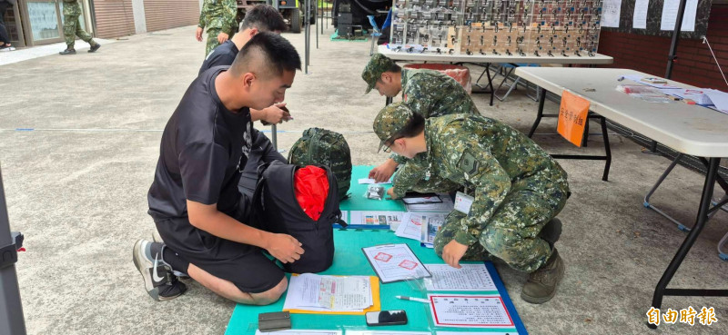 六軍團步兵206旅將實施全旅教召，步二營召員們在樂善寺報到。（記者周敏鴻攝）