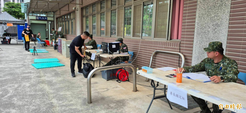 六軍團步兵206旅將實施全旅教召，步二營召員們在樂善寺報到。（記者周敏鴻攝）