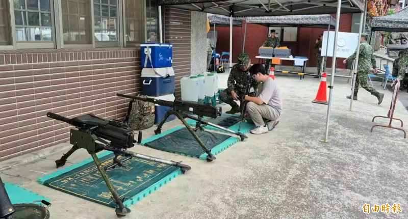步二營召員們接受步槍大部拆解測試。（記者周敏鴻攝）