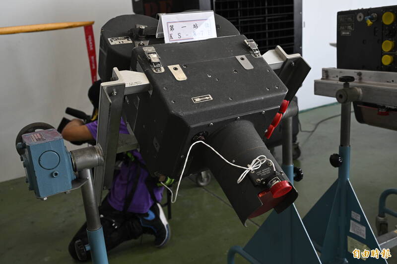 安裝在機鼻斜角玻璃窗內的KS‑87E前視相機。（記者劉宇捷攝）