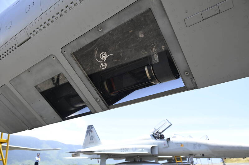 空軍昨日為RF-5E偵察機舉行除役典禮，會場上也首度公開展示了該機裝備的4具照相機。圖為安裝在機鼻下方的「KA-95C廣角相機」窗口。（記者劉宇捷攝）