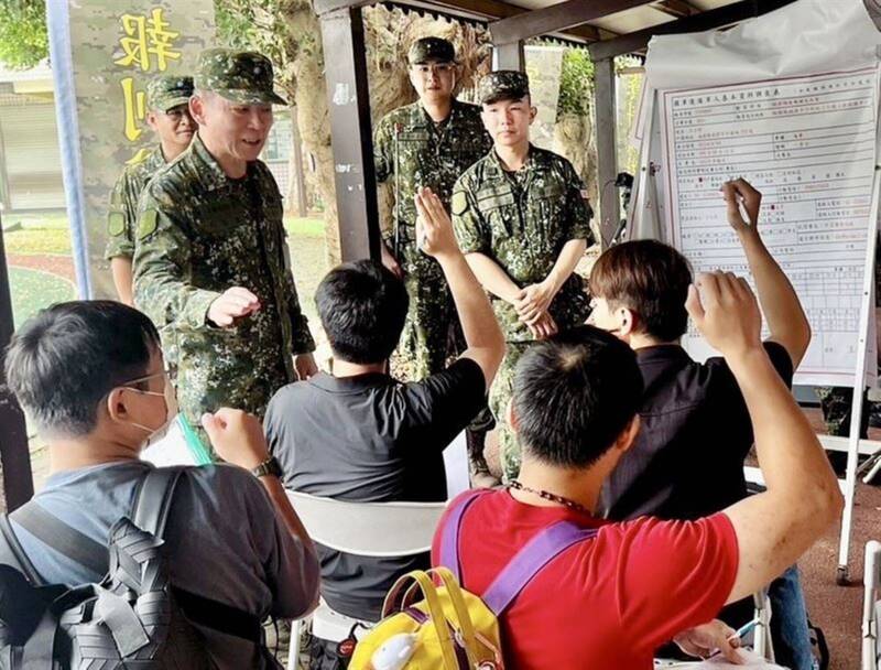後備指揮部指揮官劉協慶（後排左）5日視導桃園市後備指揮部召訓情形。（取自青年日報；後備指揮部提供）
