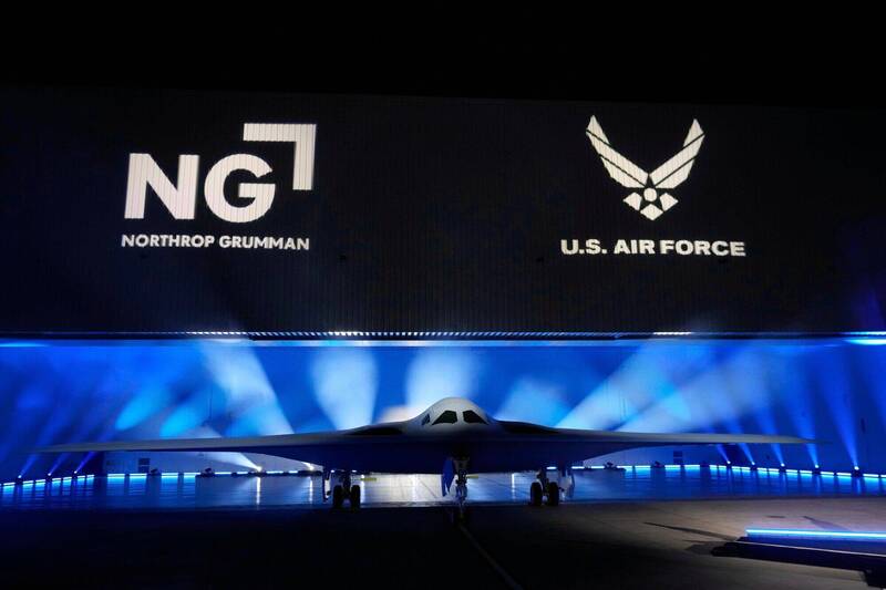 美國空軍的B-21匿蹤戰略轟炸機，在2022年12月首度公開，目前正在進行試飛。（美聯社檔案照）