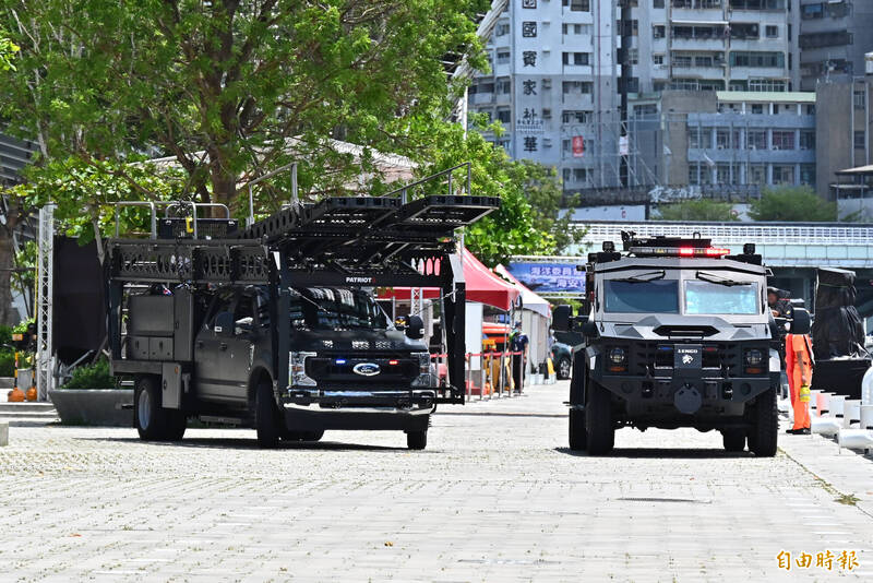 圖為2023年「海安11號」演習情形。當時警政署維安特勤隊派出由福特車輛改裝的突擊梯車（左）進行演訓。憲兵也計畫引進類似新款車種。（本報資料照，記者李惠洲攝）