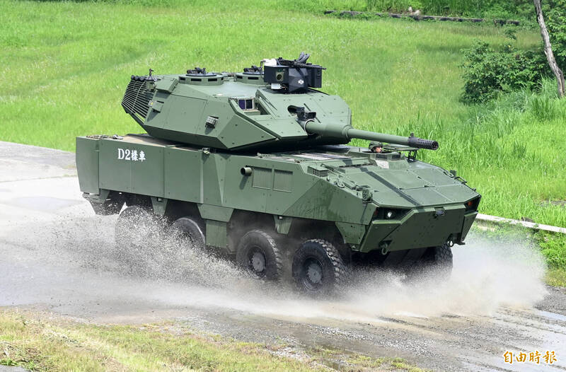 圖為國造「獵豹」輪型戰車D2樣車去年測試情形。精進版的D3樣車預計於9月亮相。（資料照）