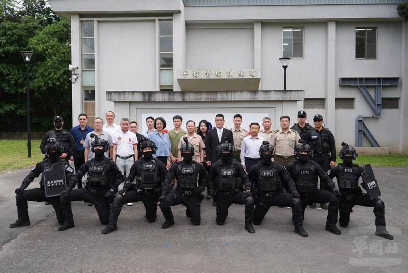 圖為立法院外交及國防委員會立委黃仁等人，今年5月下旬考察憲兵夜鷹特勤隊訓練情形。（取自軍聞社）