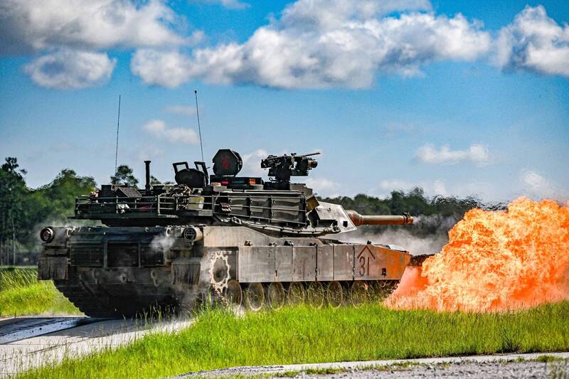 美國陸軍一輛M1A2主力戰車，6月23日於喬治亞州的史都華堡（Fort Stewart）進行實彈射擊。（美國國防部官方X帳號）